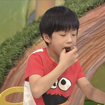 얜 <b>틀니</b> 끼우듯이 초콜릿을 먹네