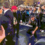 [드루와] 오늘자 파리 샤넬 패션쇼에서 진심으로 놀란 지드래곤.<b>gif</b>