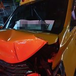 술 취한 50대가 몰던 어린이 통학차량, 트럭 <b>추돌</b>…2명 부상