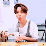 [방탄소년단] 저게 저정도로 바삭한 과자가 아닌데