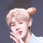 혼자 <b>조명</b> 더블로 받는 모냥인 남돌