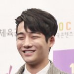 우리학원 선생님 강율 <b>닮음</b>