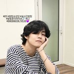 방탄 뷔는 <b>쌩얼</b>에 땀흘리고 막찍어도 존잘이냐