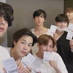 [방탄소년단] 단체사진 올라왔는데 김석진 <b>자리</b>하지?