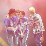 [위너] 졸사 찍는데 뭐 들고 찍을까