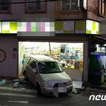 승용차 편의점 돌진.유리와 <b>진열대</b> 파손
