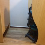 [추반] 독서실 <b>바닥</b>에 누워서 자는거 추반좀 ㅈㄴ급해