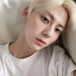 [뉴이스트] 덬들아 민현이 셀카 <b>필터</b> 뭘까