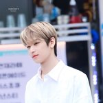 얘 금발 좋아