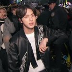 메인 기사 ➖  방탄소년단 <b>진의</b> 옷은 누가 찢었나. '헐크어깨'...