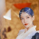아이유는 <b>중세</b>시대 공주님 컨셉