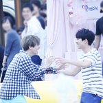 뒤에 두 분 <b>백현디오</b> 부모님이냨ㅋㅋㅋㅋㅋㅋㅋㅋㅋ