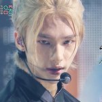 금발 반<b>묶음</b> 머리 잘 어울리는 남자