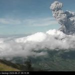 인도네시아 <b>므라</b>피 화산 2차례 분화…화산재 6㎞ 치솟아