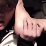 짤하나 발로 전화하는 <b>찬열</b>