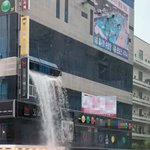 실내수영장 물탱크 파손…건물 4층서 물이 <b>폭포</b>처럼 `콸콸
