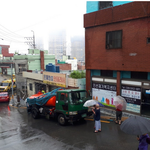 4.5t <b>정화조</b> 차량 미끄러져…가로등 충돌