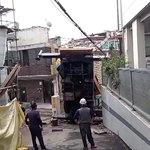 대형 크레인 쓰러지며 주택가 덮쳐 <b>정전</b>