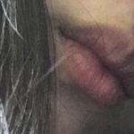 <b>윗입술</b>이 더 두꺼운 사람 있음?
