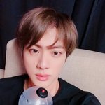 진지한 표정으로 <b>아미밤</b> 드는