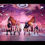 세계지도 앞에서 한복입고 춤추는 아이돌