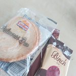 <b>책상</b>에 이런게 들어있음