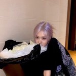 생로랑 디자이너가 <b>로제</b>한테 준 <b>컴백</b>축하 선물