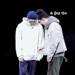 [방탄소년단] 준들짝 해서 <b>옷</b> 내리는거 왜케 귀엽냐