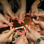 <b>손</b> <b>하트</b>로 <b>하트</b>를 만들었네
