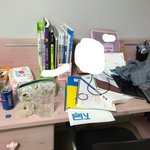 안경찾다가 갑자기 정신깼는데 <b>책상</b> 왜이럼