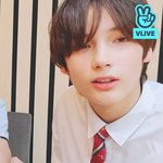 <b>휴닝</b>카이는ㄹㅇ눈 반밖에 안뜨고 다니나봐