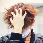 싸울때 답답해서 머리 헝클어<b>트리</b>는 것같애