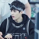민윤기 데뷔활동때 <b>반다</b>나