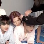[방탄소년단] 지민이 <b>형아</b>한테 깔려섵ㅋㅋㅋㅋㅋㅋ