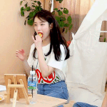 최애가 내 눈앞에서 뭔가를 먹고 있을 때.<b>gif</b> (아이유&amp;오마이걸)