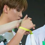 [NCT] 이거 누구 팔이야??? ㅈㅂ알려<b>주라</b>ㅠㅠ