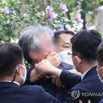 국회서 문대통령에게 신발 던져 <b>사상</b>초유
