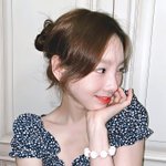 <b>팔찌</b> 만들기에 제대로 미쳐버린듯한 태연