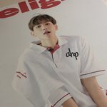 나 침대 바로 옆 벽에 <b>포스터</b> 붙여놨는데