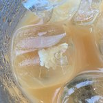 카페음료 얼음에 징그러운 하얀 <b>알들</b>