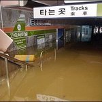 [드루와] <b>홍수</b>로 물에 잠긴 지하철역