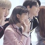 여자 모델과 <b>접촉</b>하지 않기 위해 노력