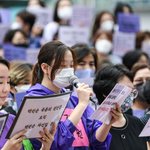 "피해자, 당신의 편에 서겠습니다" 서울<b>시청</b> 앞 가득 채운 보랏빛...