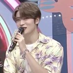 <b>윈윈</b> 쳐다보는 재현 눈빛