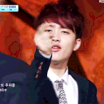 나아알이 선 눈빛과 <b>베일</b>듯한 긴장감