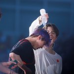 <b>박지민</b> 이짤 개행복해보여