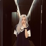 신비로운 '은발'하고 <b>도도</b>한 '팅커벨' 미모 뽐낸 블랙핑크 로제