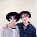 연하가 자꾸 어깨<b>동무</b>하는데요