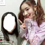 나전에 엠카계단에서 다현이랑 사진찍엇다