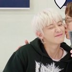 성규씨 <b>찬열</b>이한테 또 뽀뽀받았네